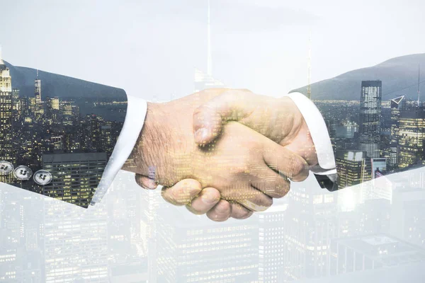 Multi exponering för handslag av två affärsmän på staden skyskrapor bakgrund, samarbete och teamwork koncept — Stockfoto