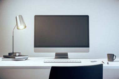 Beyaz masadaki boş ekranlı, lambalı ve bir fincan kahveli modern bilgisayar. 3B Hazırlama