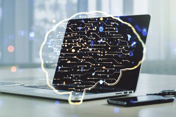 Двойная экспозиция творческой микросхемы человеческого мозга на фоне компьютера. Технологии будущего и концепция ИИ — стоковое фото