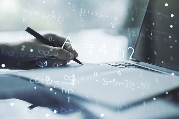 Креативная научная формула с рукописным написанием в тетрадке на фоне ноутбука. Мультиэкспозиция — стоковое фото