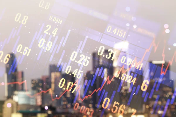 Holograma gráfico financeiro virtual abstrato sobre o fundo de arranha-céus embaçados, conceito financeiro e de negociação. Multiexposição — Fotografia de Stock