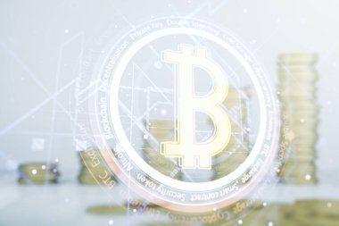 Bitcoin sembolü hologramın arka planda büyüyen bozuk para yığınları üzerinde çift pozlama. Kripto para birimi kavramı