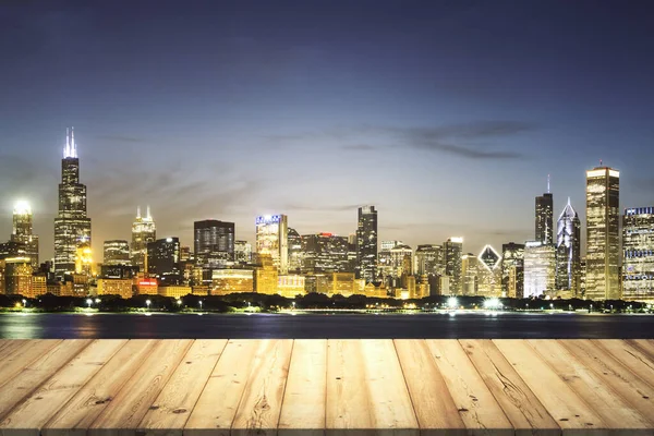Mesa de madera con hermoso horizonte de Chicago por la noche en el fondo, maqueta —  Fotos de Stock