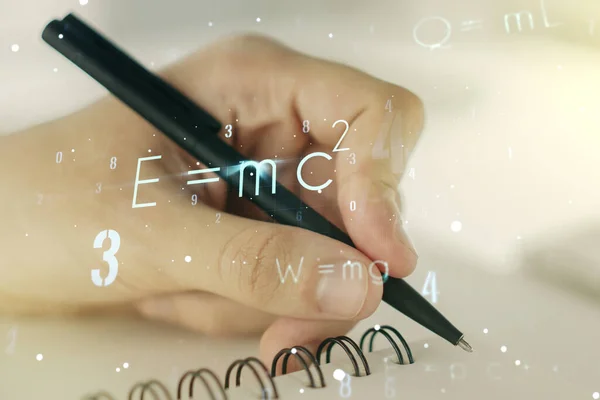Δημιουργική επιστημονική φόρμουλα ολόγραμμα με το χέρι του ανθρώπου γραφή σε σημειωματάριο στο παρασκήνιο, έννοια της έρευνας. Πολλαπλών ανοιγμάτων — Φωτογραφία Αρχείου