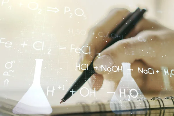 Holograma de química creativa con escritura manual del hombre en bloc de notas sobre fondo, concepto de investigación farmacéutica. Multiexposición — Foto de Stock