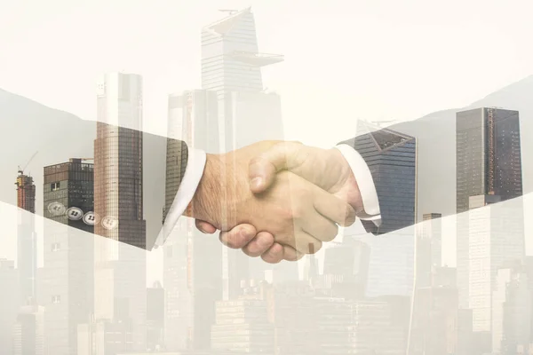 Doppelter Händedruck zweier Geschäftsleute über den Hintergrund von Bürogebäuden, Zusammenarbeit und Kooperationskonzept — Stockfoto