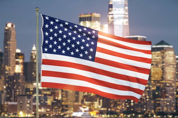 US-Flagge am Abend auf verschwommenem Stadtbild — Stockfoto