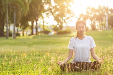 Güzel Asyalı kadın parkta Yoga egzersizleri yapıyor. Relax ve sağlıklı kavramı için kullanılan