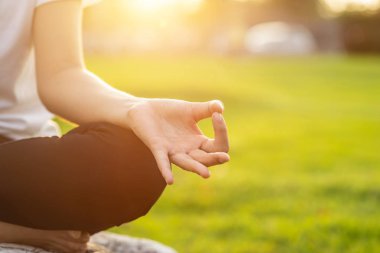 Güzel Asyalı kadın parkta Yoga egzersizleri yapıyor. Relax ve sağlıklı kavramı için kullanılan