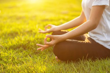 Güzel Asyalı kadın parkta Yoga egzersizleri yapıyor. Relax ve sağlıklı kavramı için kullanılan