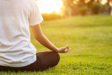 Güzel Asyalı kadın parkta Yoga egzersizleri yapıyor. Relax ve sağlıklı kavramı için kullanılan