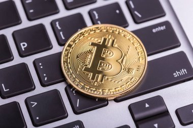 Bitcoin. Beyaz arka plan üzerinde izole bitcoin simgesi olan altın sikke