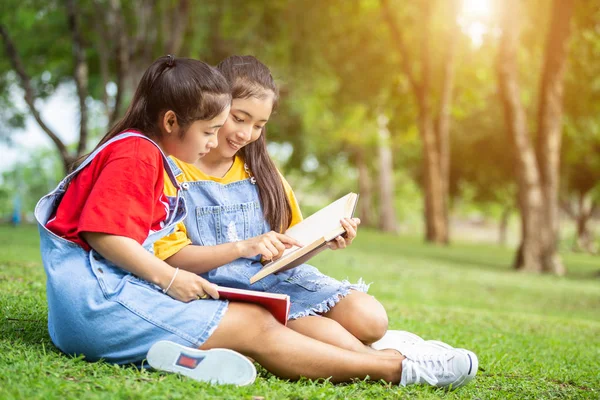 Bastante Asiático Gemelos Chica Estudiantes Leyendo Libro Parque Público Concepto — Foto de Stock