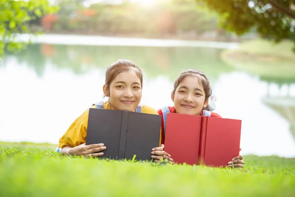 Bastante Asiático Gemelos Chica Estudiantes Leyendo Libro Parque Público Concepto — Foto de Stock