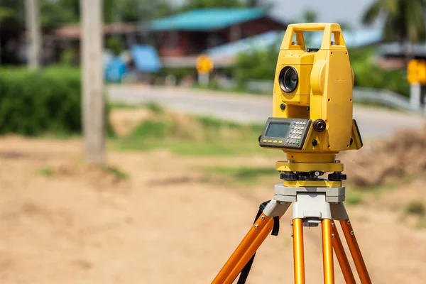 Contrôle Terrain Ingénieur Arpenteur Effectuant Des Mesures Sur Terrain — Photo