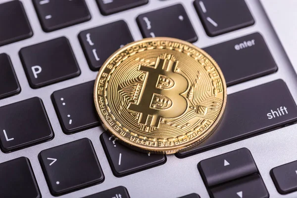 Bitcoin. Beyaz arka plan üzerinde izole bitcoin simgesi olan altın sikke