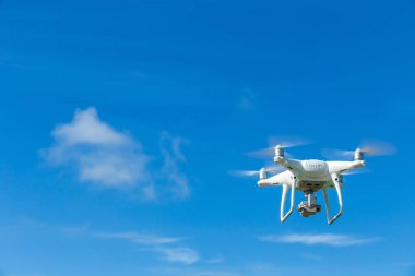 Uçan uçak quadcopter ile mavi gökyüzü arka plan üzerinde dijital fotoğraf makinesi