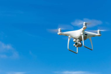Uçan uçak quadcopter ile mavi gökyüzü arka plan üzerinde dijital fotoğraf makinesi