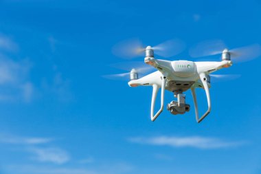Uçan uçak quadcopter ile mavi gökyüzü arka plan üzerinde dijital fotoğraf makinesi