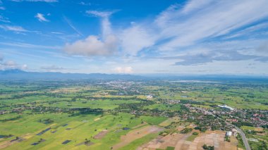 Uçak uçan üzerinden havadan görünümü. Güzel yeşil alana genç pirinç alan veya yağmur mevsimi çayırda Kuzey Tayland