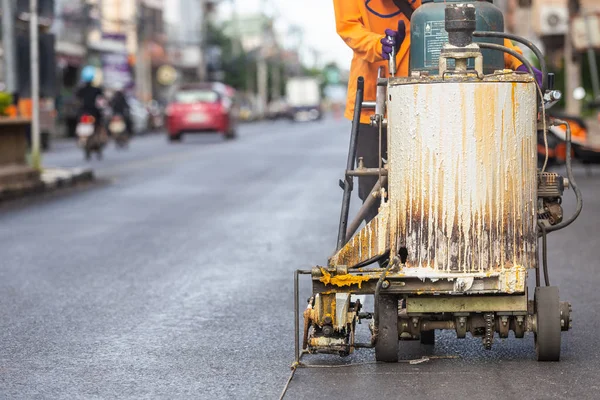 Trabajo Aire Libre Hombre Que Utiliza Máquina Para Hacer Rayas — Foto de Stock