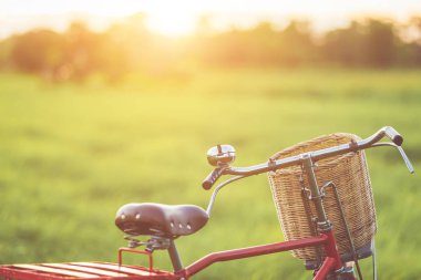 Kırmızı Japonya tarzı klasik Bisiklet günbatımı zamanında yeşil alan