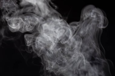 Geleneksel gümüş beyaz siyah arka plan üzerine pişirme sırasında duman ile pot pişirme