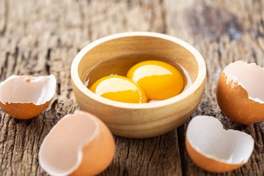 Taze yumurta gıda kavramı için ahşap masa üzerinde kapatın