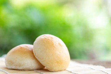 İki ekmek ile yeşil bulanıklık açık renkli ahşap masa üzerine kapatın. Gıda kavramı