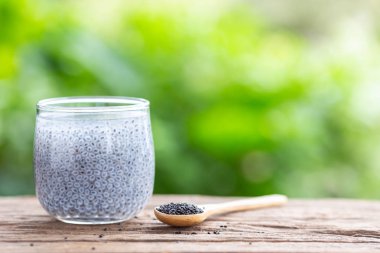 Limon fesleğen tohumu cam ahşap masa üzerinde kapatın