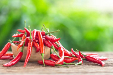 Ahşap masa arka plan üzerinde taze kırmızı sıcak biber kapatın.