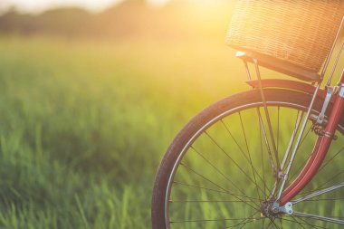 Kırmızı Japonya tarzı klasik Bisiklet günbatımı zamanında yeşil alan