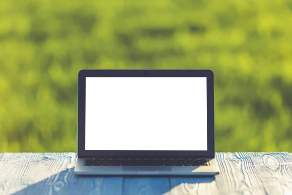 Nowoczesny Laptop Komputer Drewnianym Stole Widok Tło Zielony Pole Zachód — Zdjęcie stockowe