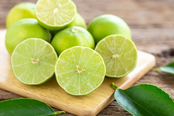Närbild Skiva Grön Färsk Citron Träbord Bakgrund — Stockfoto