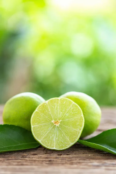 Närbild Skiva Grön Färsk Citron Träbord Bakgrund — Stockfoto