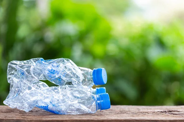 Botella Plástico Vacía Transparente Sobre Mesa Madera Mostrador Con Fondo — Foto de Stock