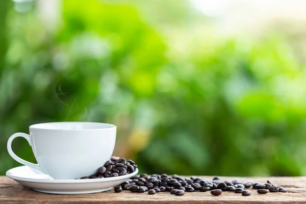 Weiße Keramik Kaffeetasse Auf Holztisch Oder Theke Mit Grünem Naturlicht — Stockfoto