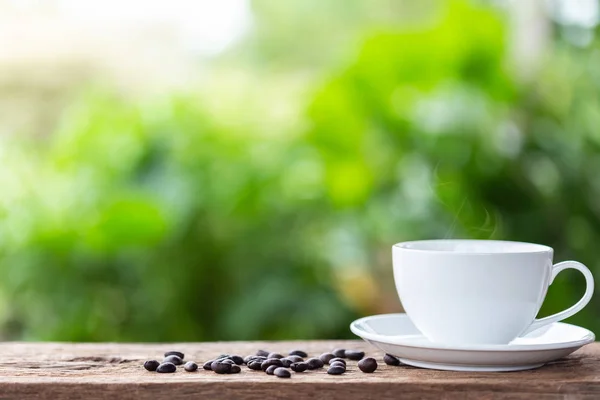 Weiße Keramik Kaffeetasse Auf Holztisch Oder Theke Mit Grünem Naturlicht — Stockfoto