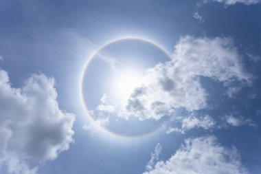 Gün içerisinde veya güneş halo Cloud mavi gökyüzü arka plan üzerinde dairesel gökkuşağı ile güneş