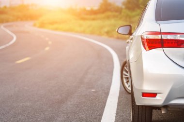 Asfalt yolda yeni gümüş otopark arka tarafını kapatın