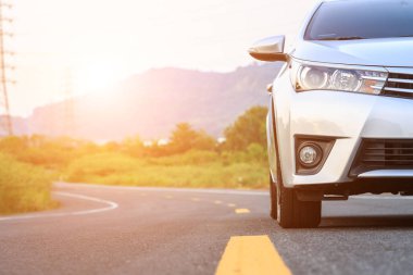 Asfalt yolda yeni gümüş otopark önü kapatın