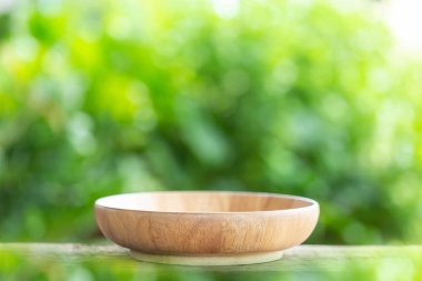 Yeşil bulanıklık açık renkli ahşap Tablo boş kase kapatın. Fotoğraf montajı için