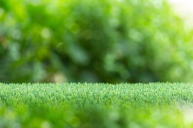 En iyi klasik ahşap masa veya sayaç ve güneşli soyut bulanık bokeh arka plan boş alan. Fotoğraf montaj veya ürün ekran tasarımı için