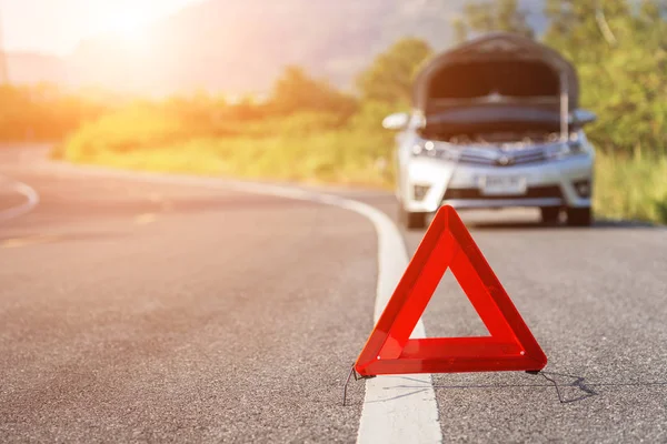 Червоний Знак Аварійної Зупинки Зламаний Срібний Автомобіль Дорозі — стокове фото