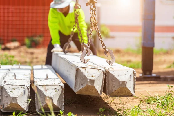 Trabajadores Construcción Descargando Estaca Hormigón Camión Obra —  Fotos de Stock