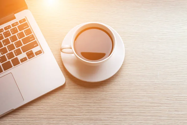 Nära Håll Vit Kaffekopp Och Laptop Träbord Ovanifrån — Stockfoto