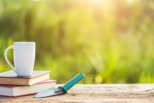Kaffee Und Gartenkonzept Tasse Kaffee Buch Und Gartengeräte Auf Holztisch — Stockfoto