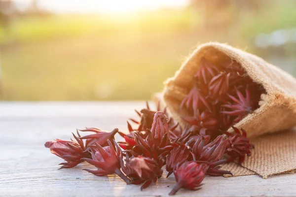 Montón Roselle Roja Fresca Sobre Mesa Madera Con Fondo Atardecer —  Fotos de Stock