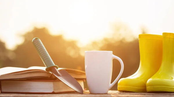 Concepto Café Jardinería Taza Café Libro Equipo Jardín Mesa Madera — Foto de Stock