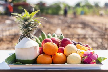 Evi inşa başlamadan önce ana sütun kaldırma töreni